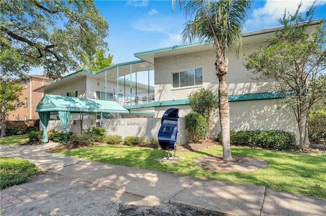 2833 St Charles Ave Unit 16, New Orleans, LA 70115 - view of front of home with brick siding and a front lawn