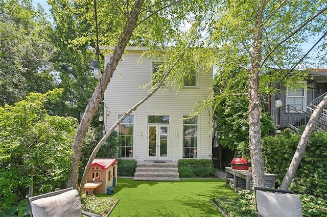 1113 9th St, New Orleans, LA 70115 - rear view of property with a lawn