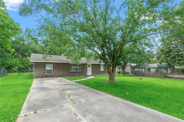 150 Manor Dr, Ponchatoula, LA 70454 - single story home featuring driveway and brick siding