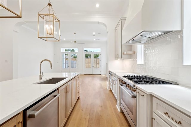 325 Focis St, Metairie, LA 70005 - kitchen featuring premium range hood, appliances with stainless steel finishes, a sink, light wood finished floors, and a ceiling fan