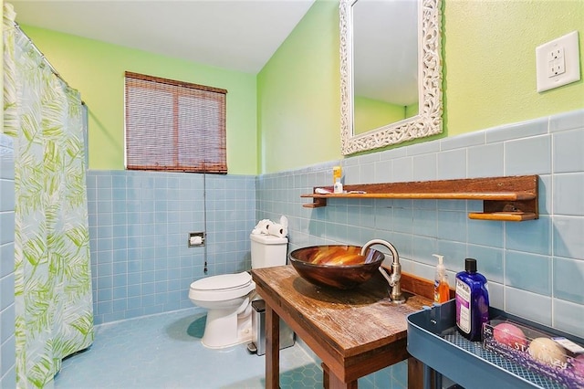 8621 Cohn St, New Orleans, LA 70118 - bathroom with tile walls, wainscoting, and a shower with curtain