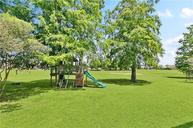 3740 Lake Lynn Dr, Gretna, LA 70056 - communal playground featuring a lawn