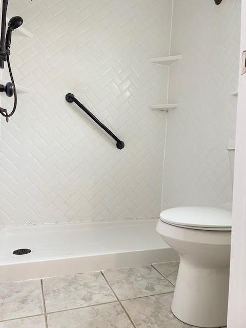 2120 Killington Dr, Harvey, LA 70058 - bathroom featuring a tile shower and toilet