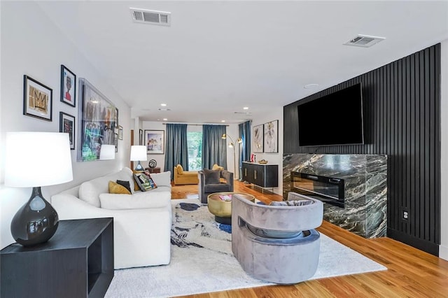 231 Audubon Blvd, New Orleans, LA 70125 - living area featuring wood finished floors and recessed lighting