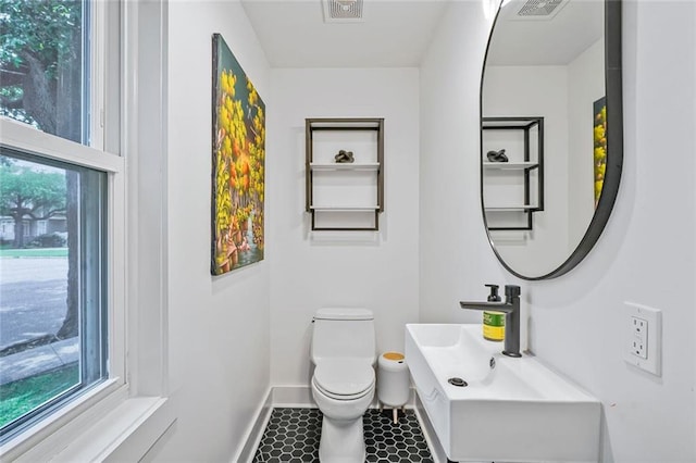 231 Audubon Blvd, New Orleans, LA 70125 - bathroom with toilet and tile patterned flooring