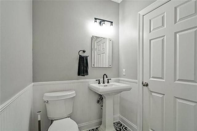 231 Audubon Blvd, New Orleans, LA 70125 - bathroom with wainscoting and toilet