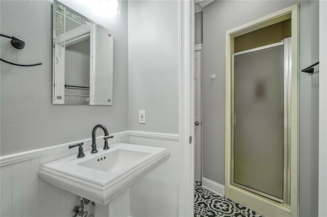 231 Audubon Blvd, New Orleans, LA 70125 - bathroom featuring a stall shower and wainscoting
