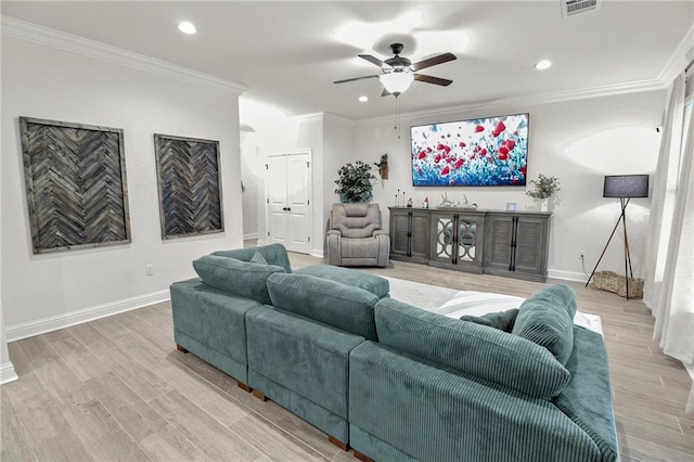 39593 Fly Creek Rd, Ponchatoula, LA 70454 - living room featuring a ceiling fan, recessed lighting, baseboards, light wood-style floors, and crown molding