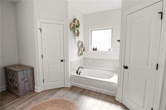 39593 Fly Creek Rd, Ponchatoula, LA 70454 - bathroom featuring wood finish floors, a bath, and baseboards