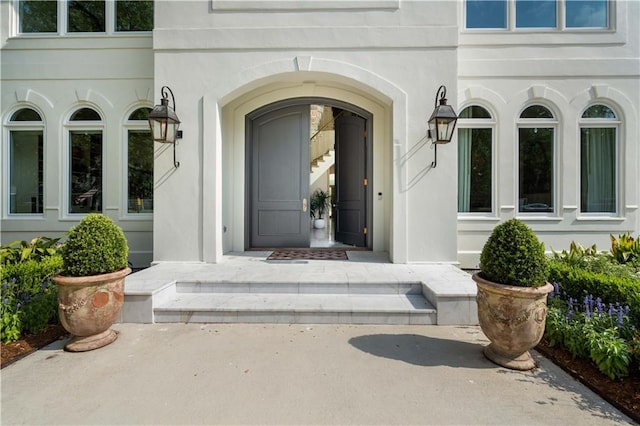 139 Fontainbleau Dr, Mandeville, LA 70471 - property entrance with stucco siding