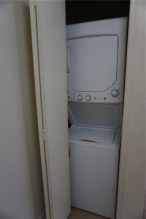 4218 Hessmer Ave Unit 309, Metairie, LA 70002 - washroom with stacked washer and clothes dryer