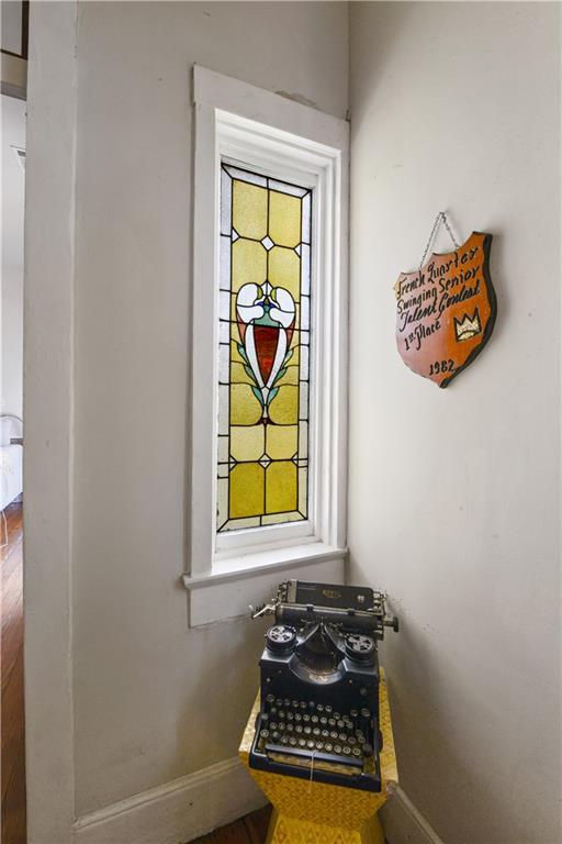 210911 Josephine St, New Orleans, LA 70113 - detailed view of baseboards