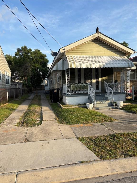 2428 Hamilton St, New Orleans, LA 70118 - view of front facade featuring a porch