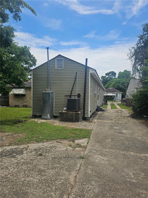 2428 Hamilton St, New Orleans, LA 70118 - view of side of property with driveway and cooling unit