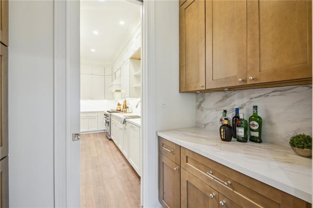 1015 Cadiz St, New Orleans, LA 70115 - bar featuring decorative backsplash, light wood-style floors, recessed lighting, and ornamental molding