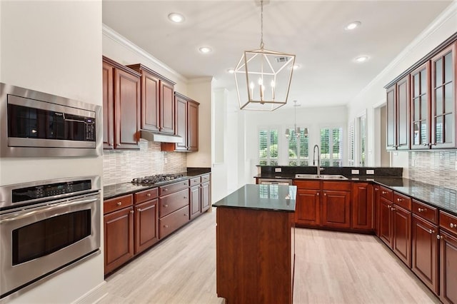 404 Southdown Loop, Covington, LA 70433 - kitchen featuring stainless steel appliances, a sink, a chandelier, recessed lighting, and backsplash