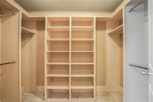 6219 Perlita Dr, New Orleans, LA 70122 - view of walk in closet