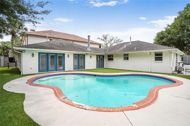 6219 Perlita Dr, New Orleans, LA 70122 - view of pool featuring a yard