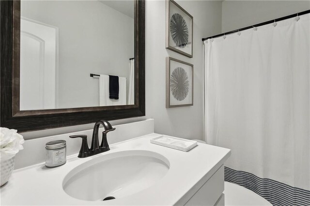 39651 Fairhope Dr, Ponchatoula, LA 70454 - full bathroom featuring vanity, toilet, and curtained shower