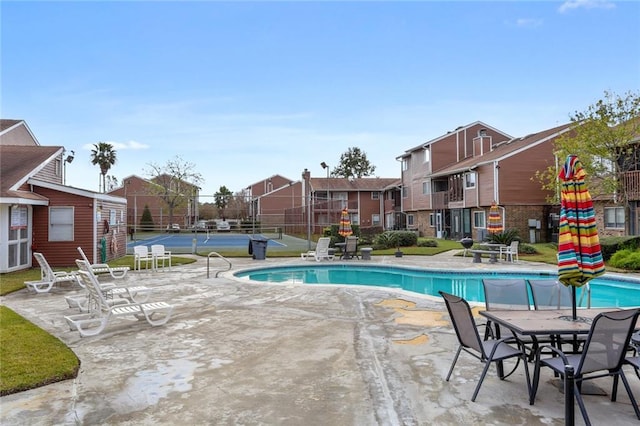 139 Avant Garde Cir Unit 139, Kenner, LA 70065 - community pool with a residential view, a tennis court, and a patio area