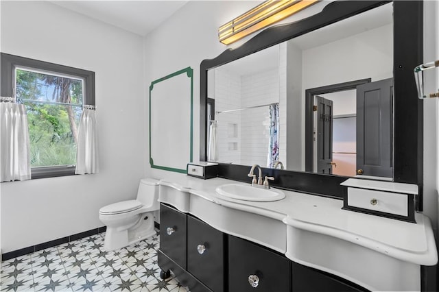 2627 S Carrollton Ave, New Orleans, LA 70118 - full bath featuring tile patterned floors, toilet, vanity, curtained shower, and baseboards