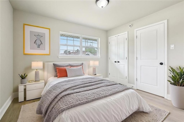 620 River Oaks Dr, New Orleans, LA 70131 - bedroom with light wood-style flooring, baseboards, and a closet
