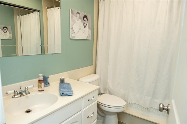 5121 Pike Dr, Metairie, LA 70003 - full bath featuring toilet and vanity