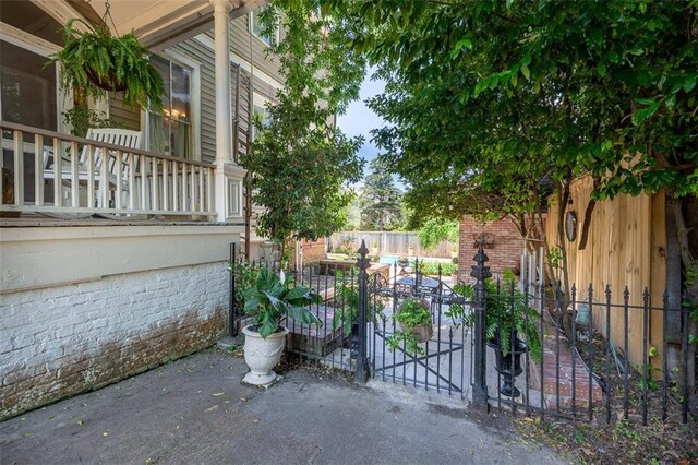 212 Linton Ave, Natchez-Ms, MS 39120 - gate with a patio area