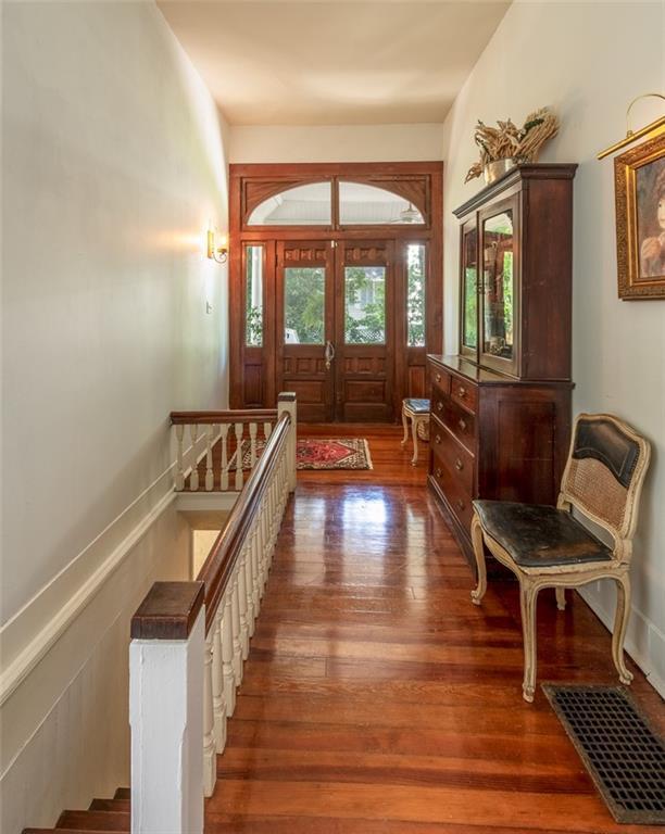 212 Linton Ave, Natchez-Ms, MS 39120 - foyer entrance with dark wood finished floors