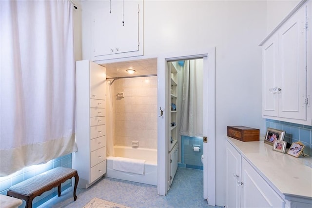 212 Linton Ave, Natchez-Ms, MS 39120 - bathroom featuring toilet and shower / bath combo with shower curtain