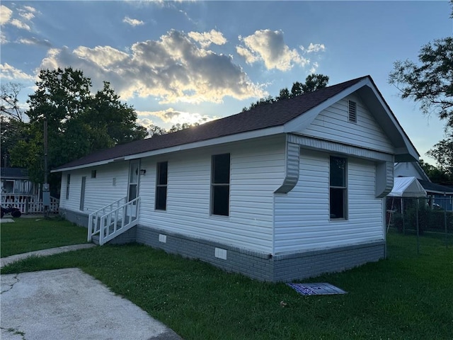 611 E Michigan St, Hammond, LA 70401 - view of front of house featuring crawl space, a front lawn, and a shingled roof