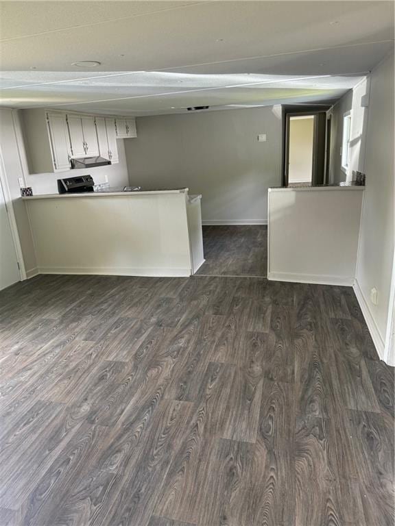 611 E Michigan St, Hammond, LA 70401 - kitchen featuring dark wood-type flooring, a peninsula, and baseboards