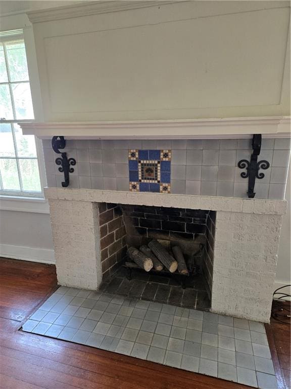 1222 Broadway St, New Orleans, LA 70118 - detailed view of wood finished floors, baseboards, and a tiled fireplace
