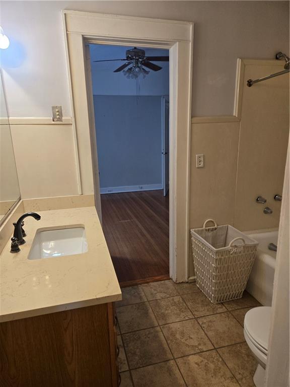 1222 Broadway St, New Orleans, LA 70118 - full bathroom with vanity, toilet, washtub / shower combination, and a ceiling fan