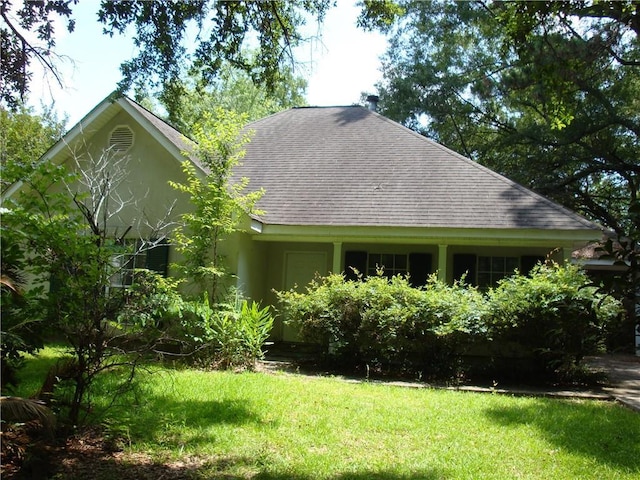 20282 Florence St, Covington, LA 70435 - view of side of property featuring a lawn, roof with shingles, and stucco siding