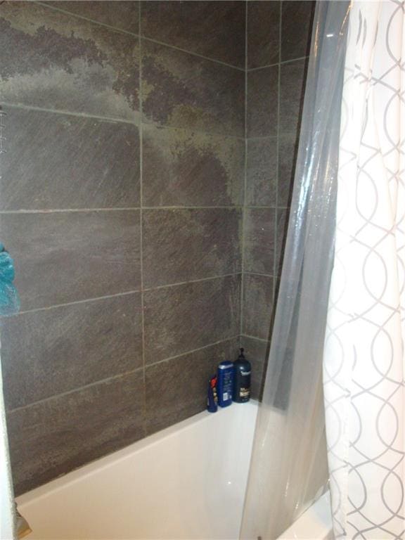 824 Oak Ave, Harahan, LA 70123 - bathroom featuring shower / tub combo with curtain
