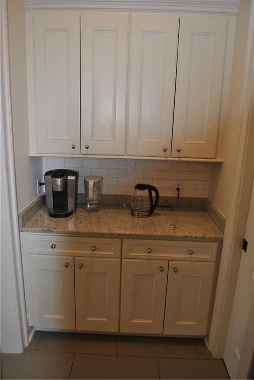 6925 Canal Blvd, New Orleans, LA 70124 - living area featuring ornamental molding, built in study area, and light tile patterned flooring