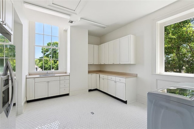 1633 Dufossat St, New Orleans, LA 70115 - laundry area featuring washer / dryer and baseboards