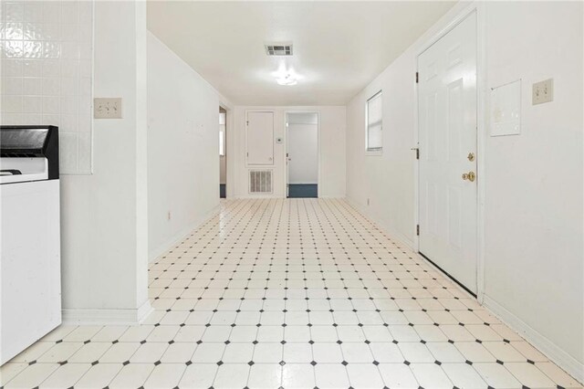 401 Oak Ave, Harahan, LA 70123 - hallway with baseboards