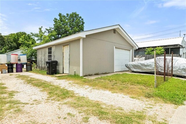 401 Oak Ave, Harahan, LA 70123 - detached garage featuring driveway