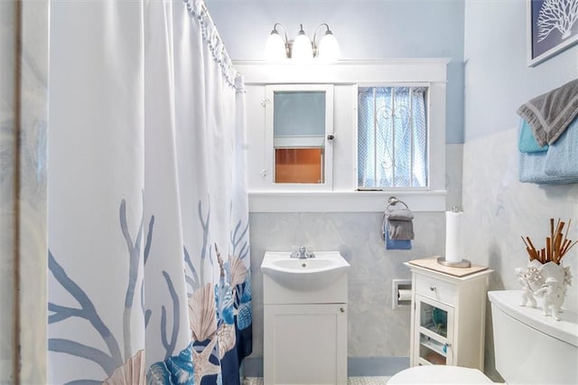 2622 Wisteria St, New Orleans, LA 70122 - full bath featuring toilet, vanity, curtained shower, and tile walls