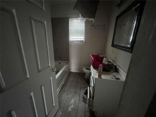 804 Shrewsbury Rd, Jefferson, LA 70121 - bathroom featuring toilet, vanity, a bathtub, and wood finished floors