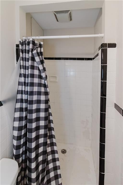 1801 River Oaks Dr, New Orleans, LA 70131 - bathroom with a tile shower and toilet