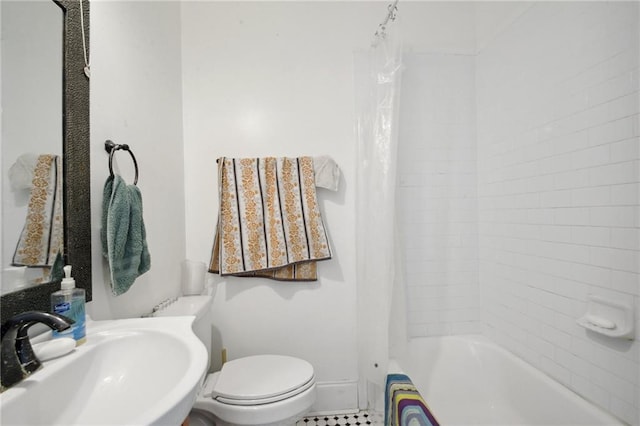 3445 Magnolia St, New Orleans, LA 70115 - full bath featuring a sink, toilet, and shower / tub combo with curtain