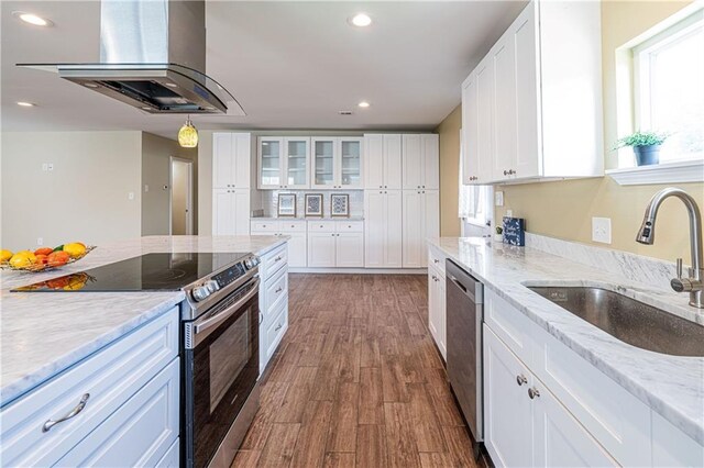 234 Murray Hill Dr, Destrehan, LA 70047 - kitchen featuring appliances with stainless steel finishes, island exhaust hood, a sink, plenty of natural light, and recessed lighting