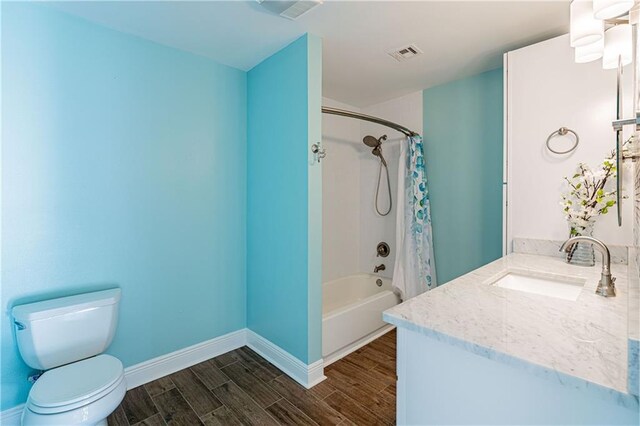234 Murray Hill Dr, Destrehan, LA 70047 - bathroom with wood tiled floors, toilet, baseboards, shower / bath combo with shower curtain, and vanity