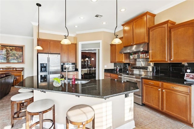 422 Kensington Blvd, Slidell, LA 70458 - kitchen with stainless steel appliances, under cabinet range hood, a sink, ornamental molding, and light tile patterned floors