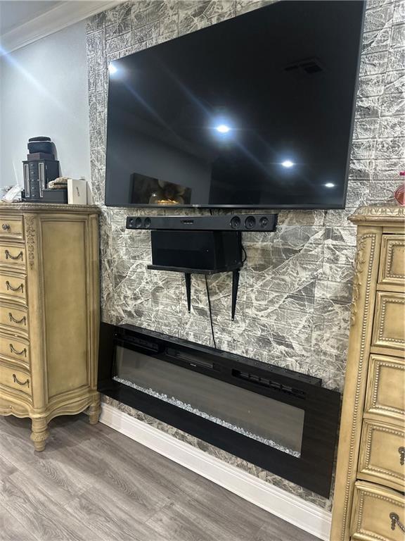 131 Belle Grove Dr, La Place, LA 70068 - detailed view of crown molding and wood finished floors