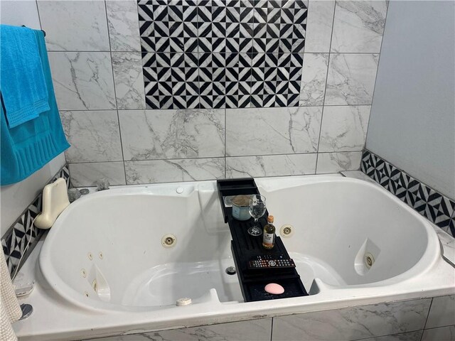 131 Belle Grove Dr, La Place, LA 70068 - full bath with a jetted tub