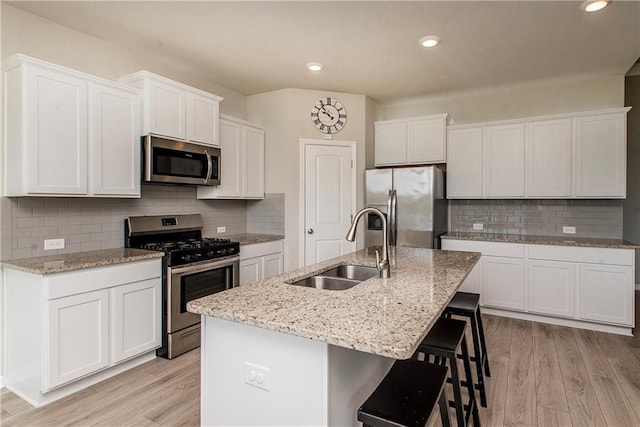 40262 Sedgwick Ln, Ponchatoula, LA 70454 - kitchen with stainless steel appliances, decorative backsplash, light wood-style flooring, and recessed lighting